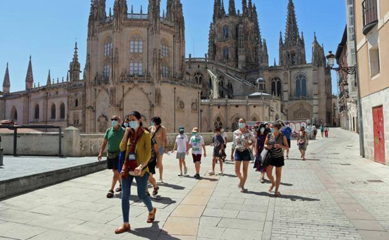 Grupo de turistas en los entornos de la Catedral de Burgos.