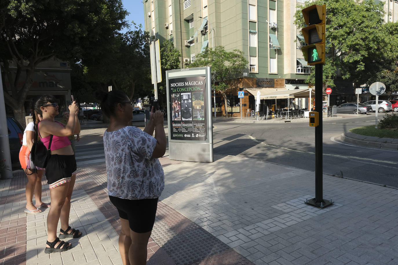 El semáforo en honor de Chiquito de la Calzada, en la calle Tomás Echeverría en Málaga