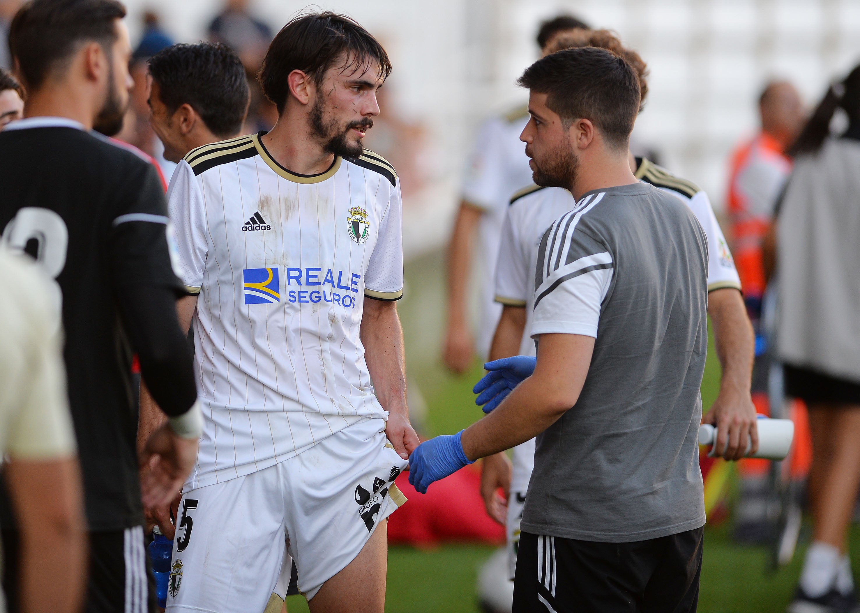 Matos persigue a Fresneda durante el encuentro.