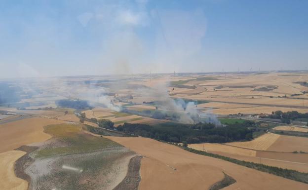 Controlado el incendio de Buniel que ha obligado a cortar la vía del tren