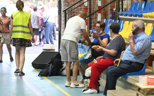 Desalojados por el incendio de Burgos, atendidos en el polideportivo de Salas de los Infantes