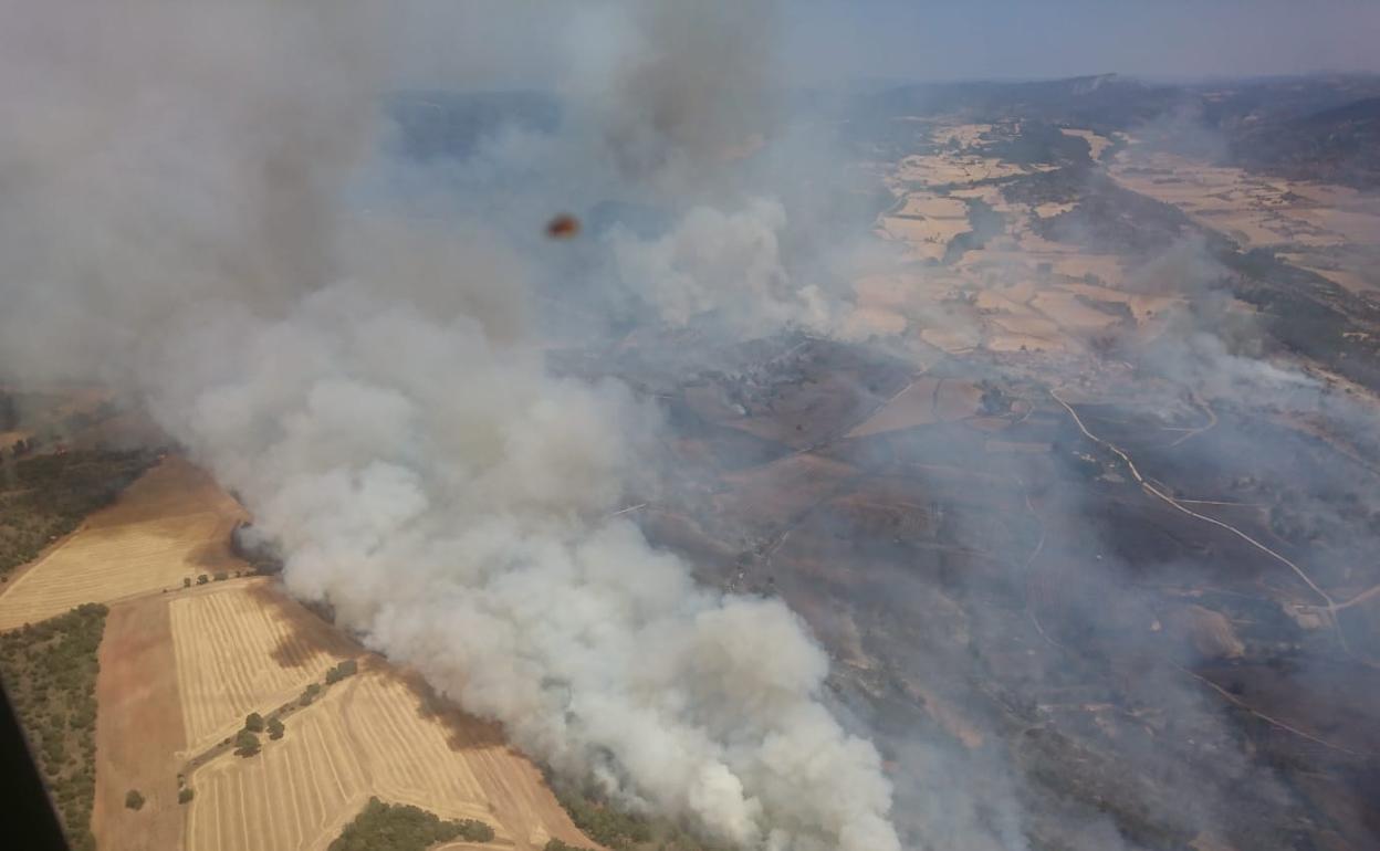 Vista aérea del incendio en la comarca del Arlanza.