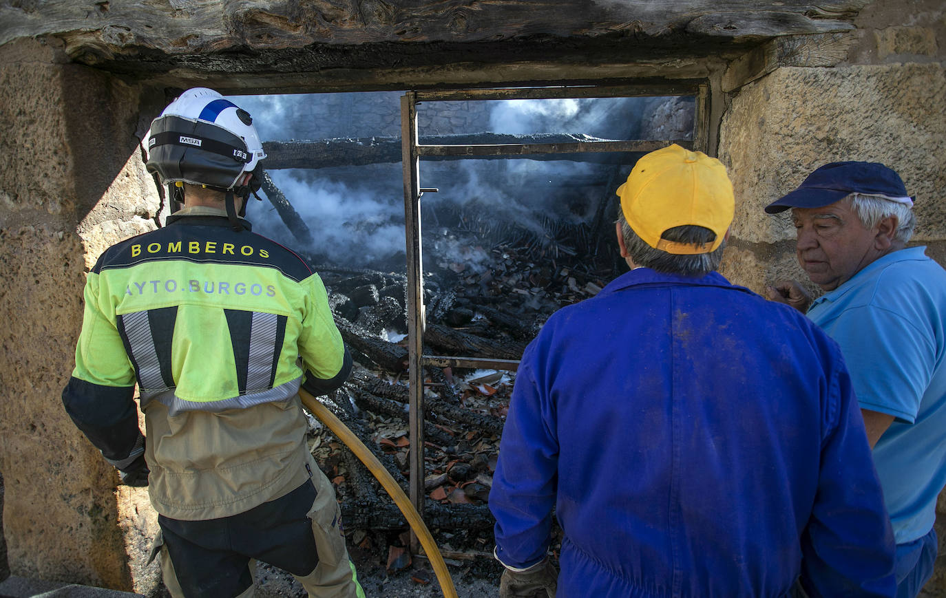 Fotos: El fuego arrasa parte de Santibáñez del Val