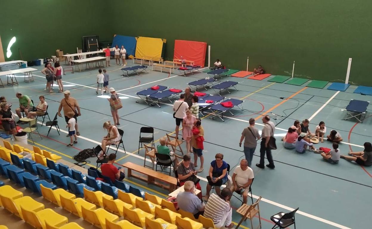 Vecinos desalojados en el polideportivo de Salas de los Infantes. 