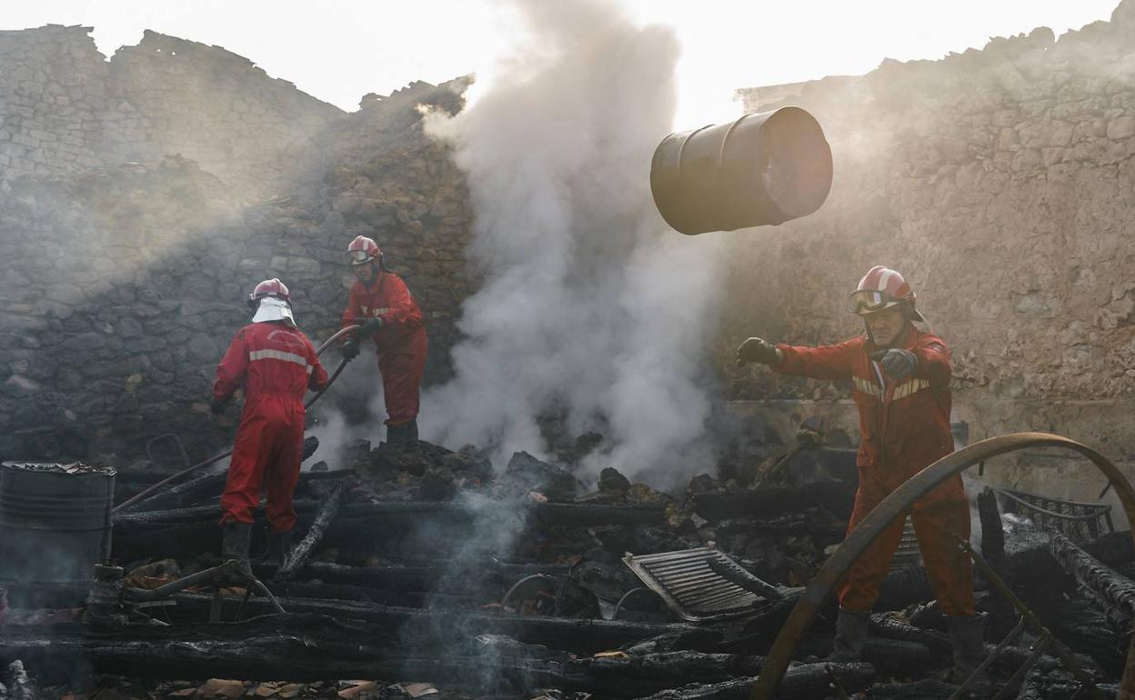 Imagen de los bomberos actuando en Santibáñez del Val.