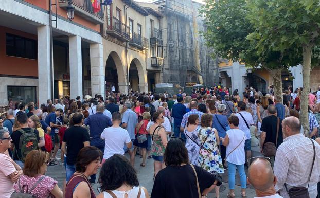 Los arandinos han acompañado a los bomberos en su protesta.