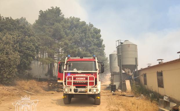 Imagen. Intervención de los Bomberos de Burgos en el incendio de Quintanilla del Coco.