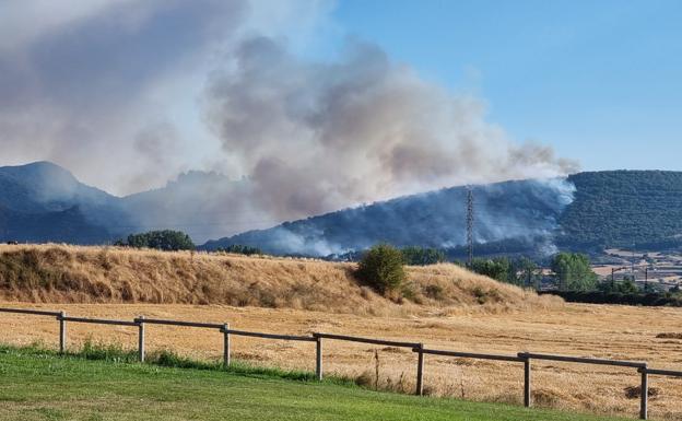 Los medios seguirán trabajando durante la noche en el incendio de Miranda, declarado de nivel 1