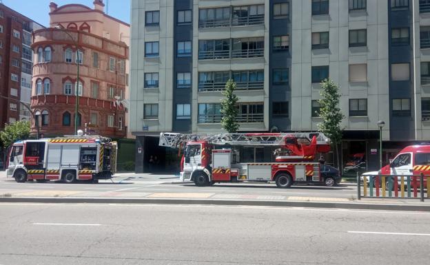 Un incendio calcina parte de una vivienda en la Avenida Cantabria