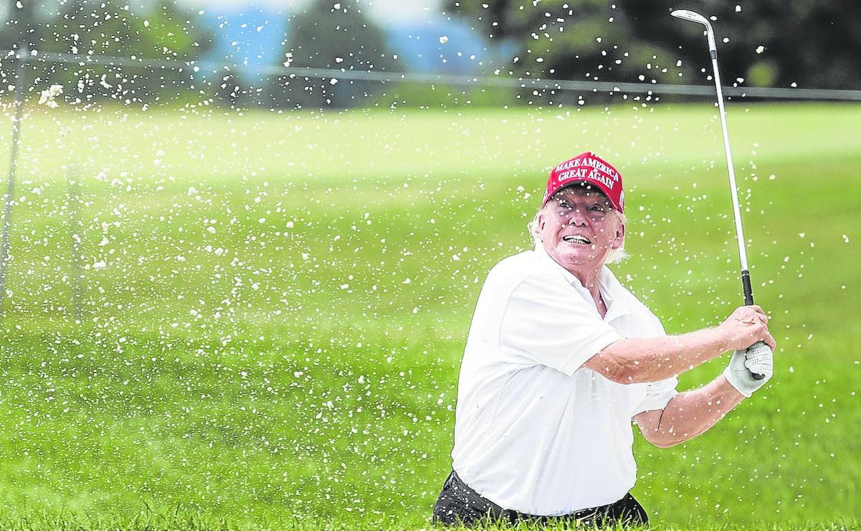 Donald Trump juega al golf durante el torneo que se celebra este fin de semana en su club de Nueva Jersey. 