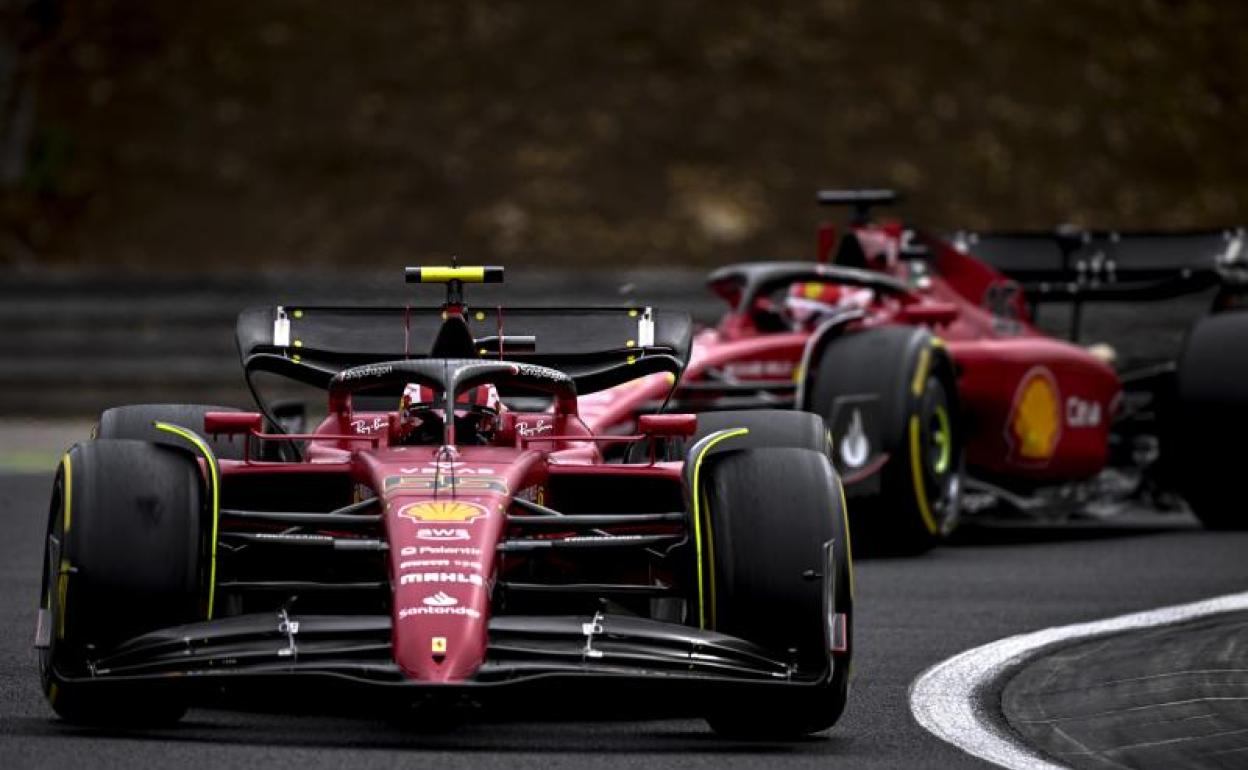 Los Ferrari de Carlos Sainz y Charles Leclerc, en Hungría.