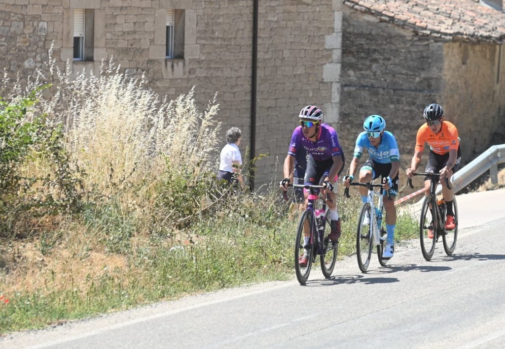 Fotos: Buitrago se enfunda el primer maillot de la Vuelta a Burgos