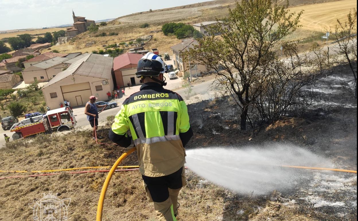 Los bomberos controlan el pequeño incendio de Riocerezo. 