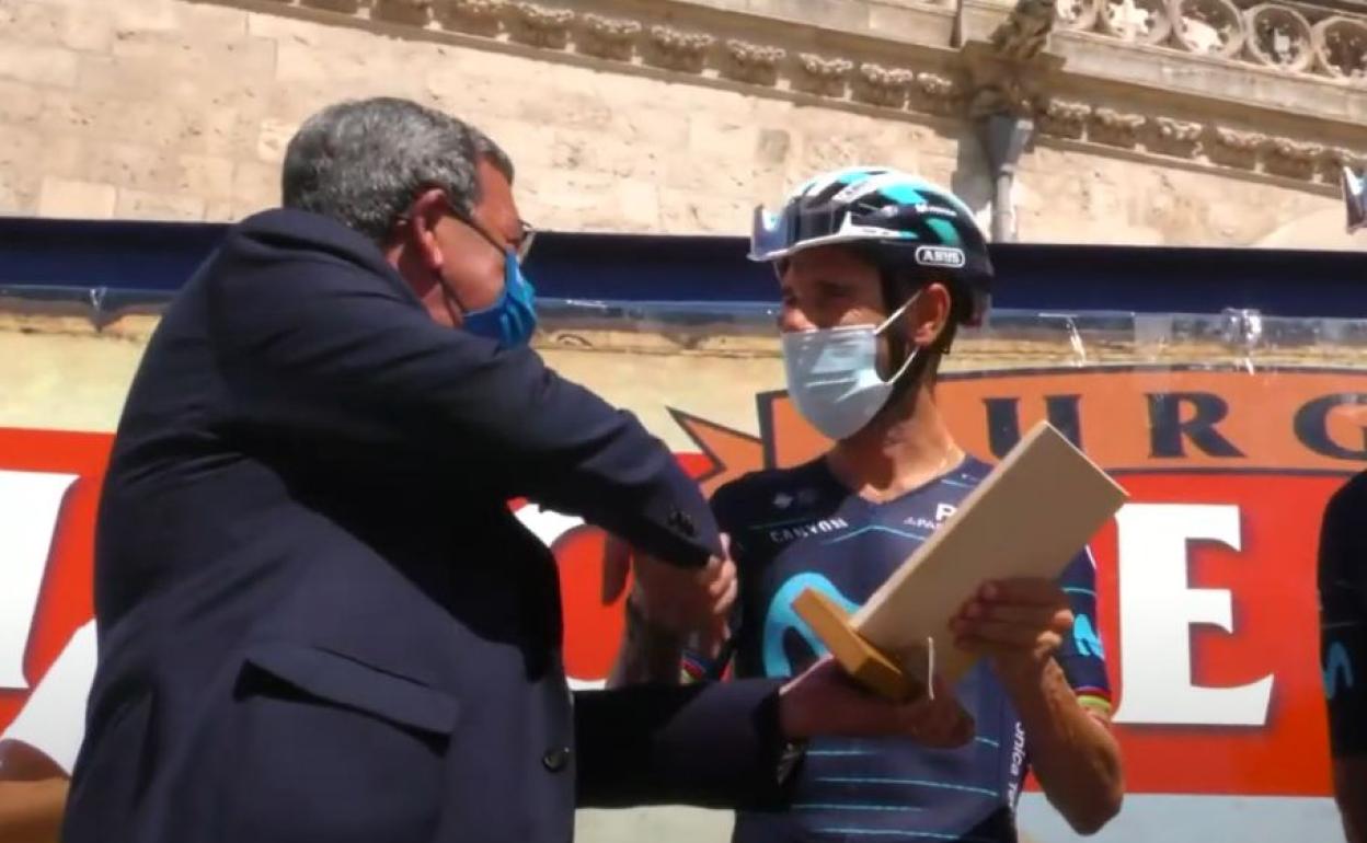 César Rico ha hecho entrega a Valverde de una réplica de la Catedral de Burgos. 