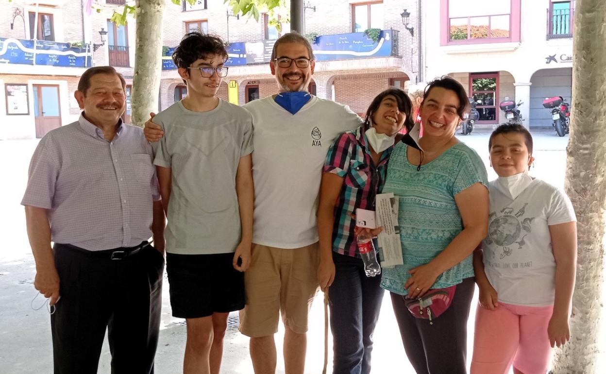 José María García, concejal de Repoblación de Belorado, junto con una familia arraigada al municipio desde hace un año. 