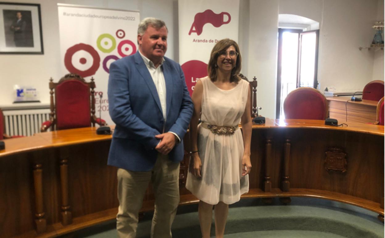 Enrique Pascual, presidente del Consejo Regulador, y Raquel González,, alcaldesa de Aranda. 