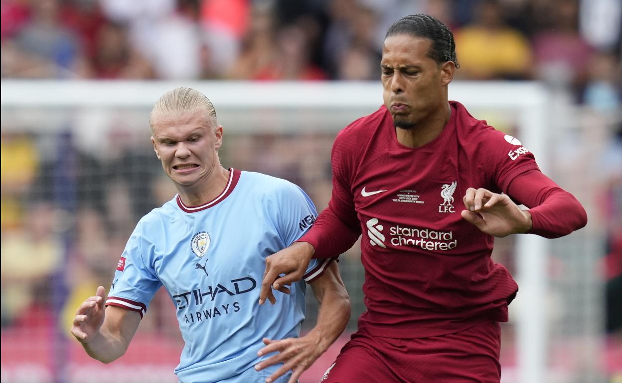 Haaland y Van Dijk pugnan en el duelo entre City y Liverpool de la Community Shield.