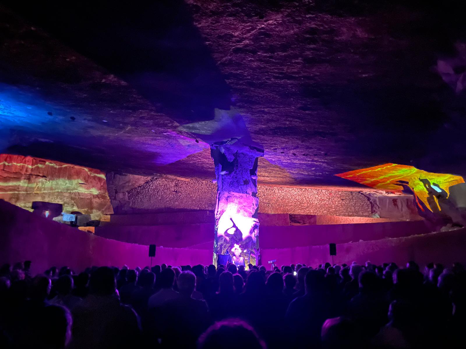 Fotos: Neønymus se adentra en la montaña para ofrecer un concierto en las canteras de Burgos