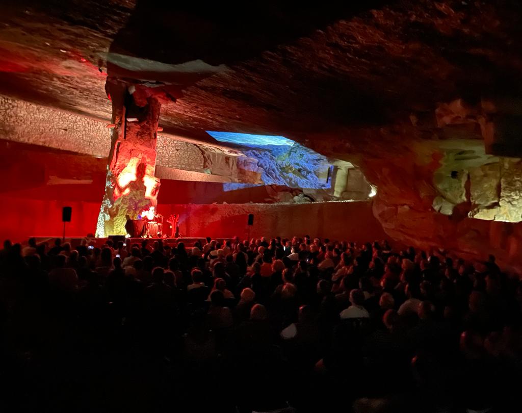 Fotos: Neønymus se adentra en la montaña para ofrecer un concierto en las canteras de Burgos