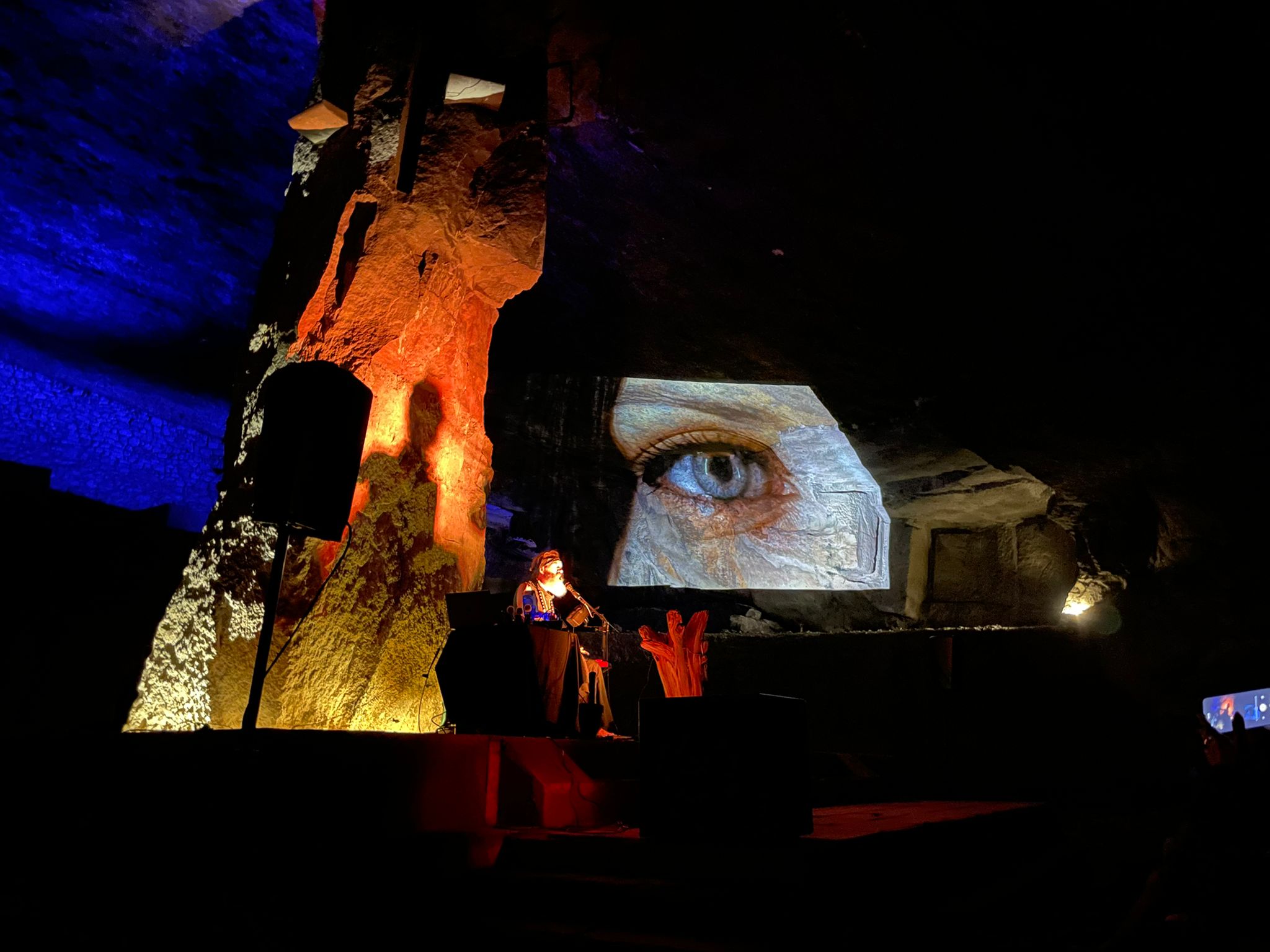 Fotos: Neønymus se adentra en la montaña para ofrecer un concierto en las canteras de Burgos