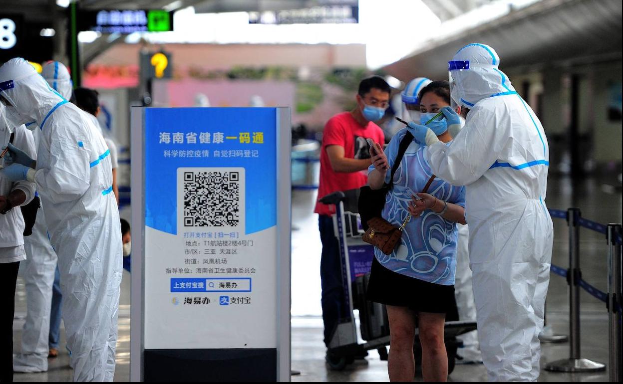 Controles en China para comprobar la vacunación contra el covid-19 en un aeropuerto de China. 