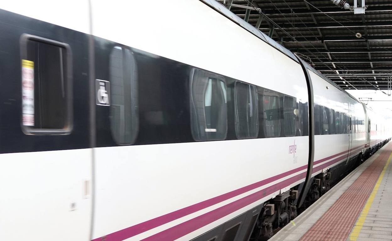 Un tren sale de la Estación Rosa Manzano de Burgos