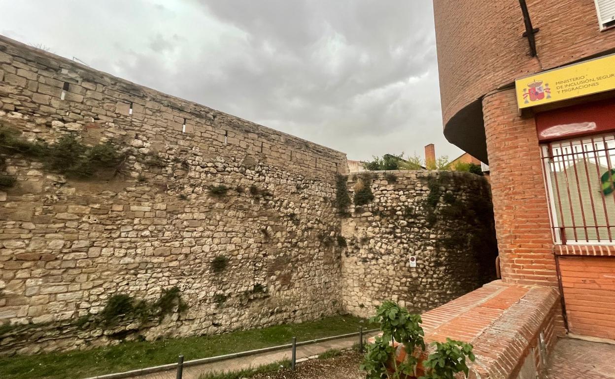 Así se ve el toldo desde la calle Trinidad.