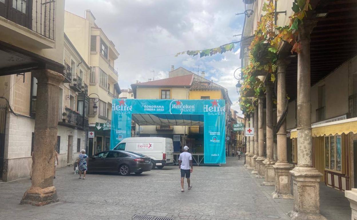 La mítica plaza del Trigo, por la que pasarán miles de festivaleros, con el escenario preparado y ultimando los detalles.