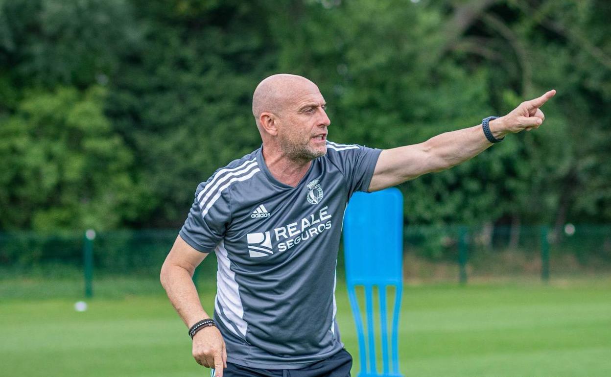 Calero dirige durante uno de los entrenamientos del equipo