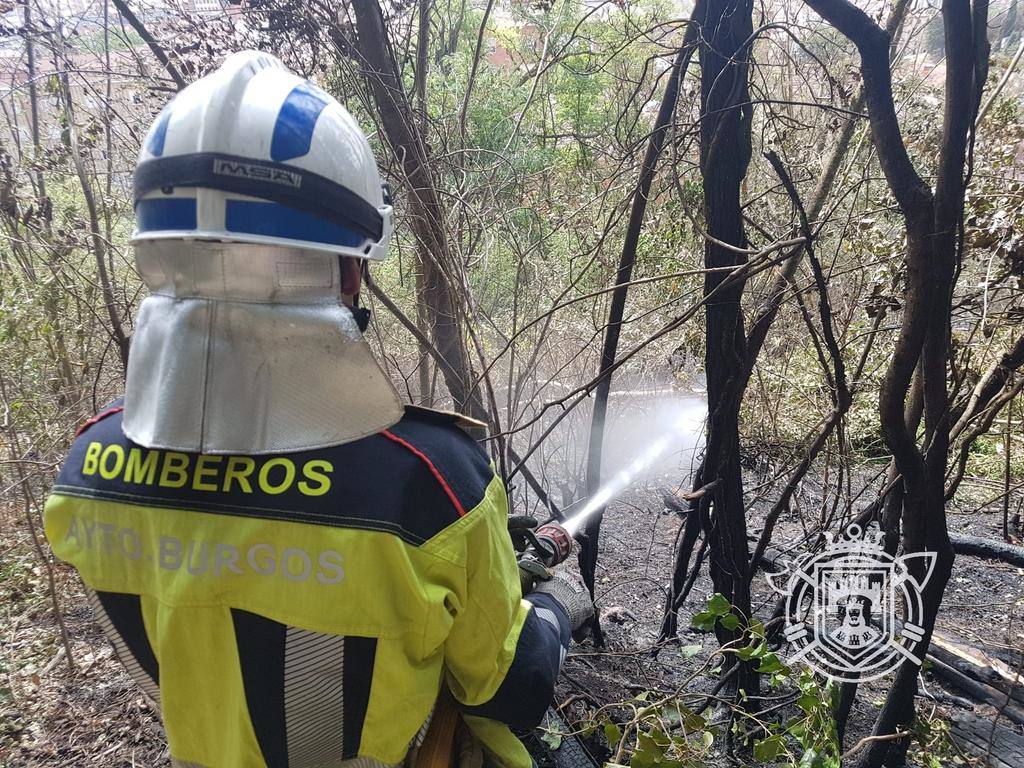 Continúan las labores de refresco tras controlar el incendio en el cerro del Castillo de Burgos