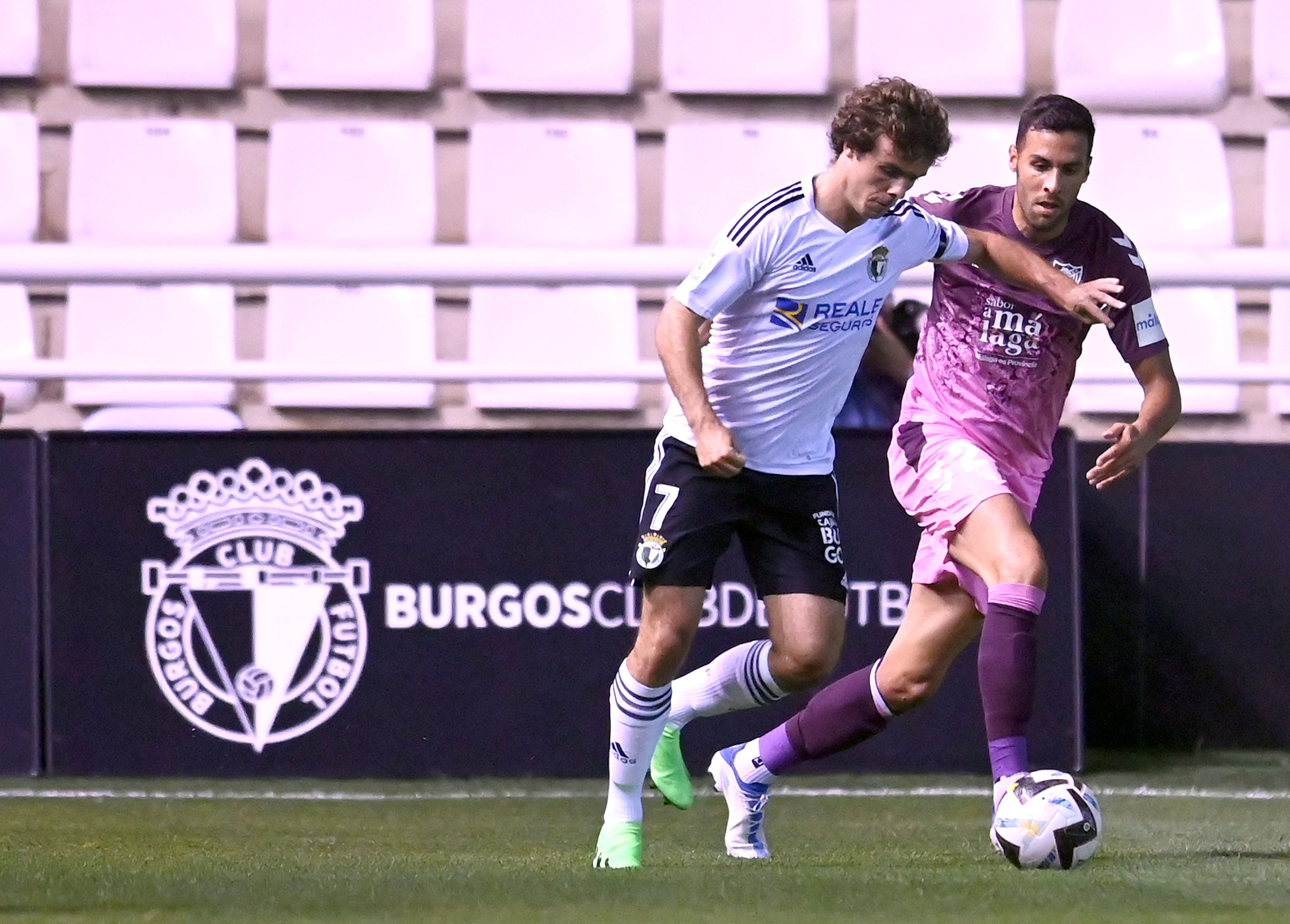 Fotos: El Burgos CF estrena la Liga con victoria