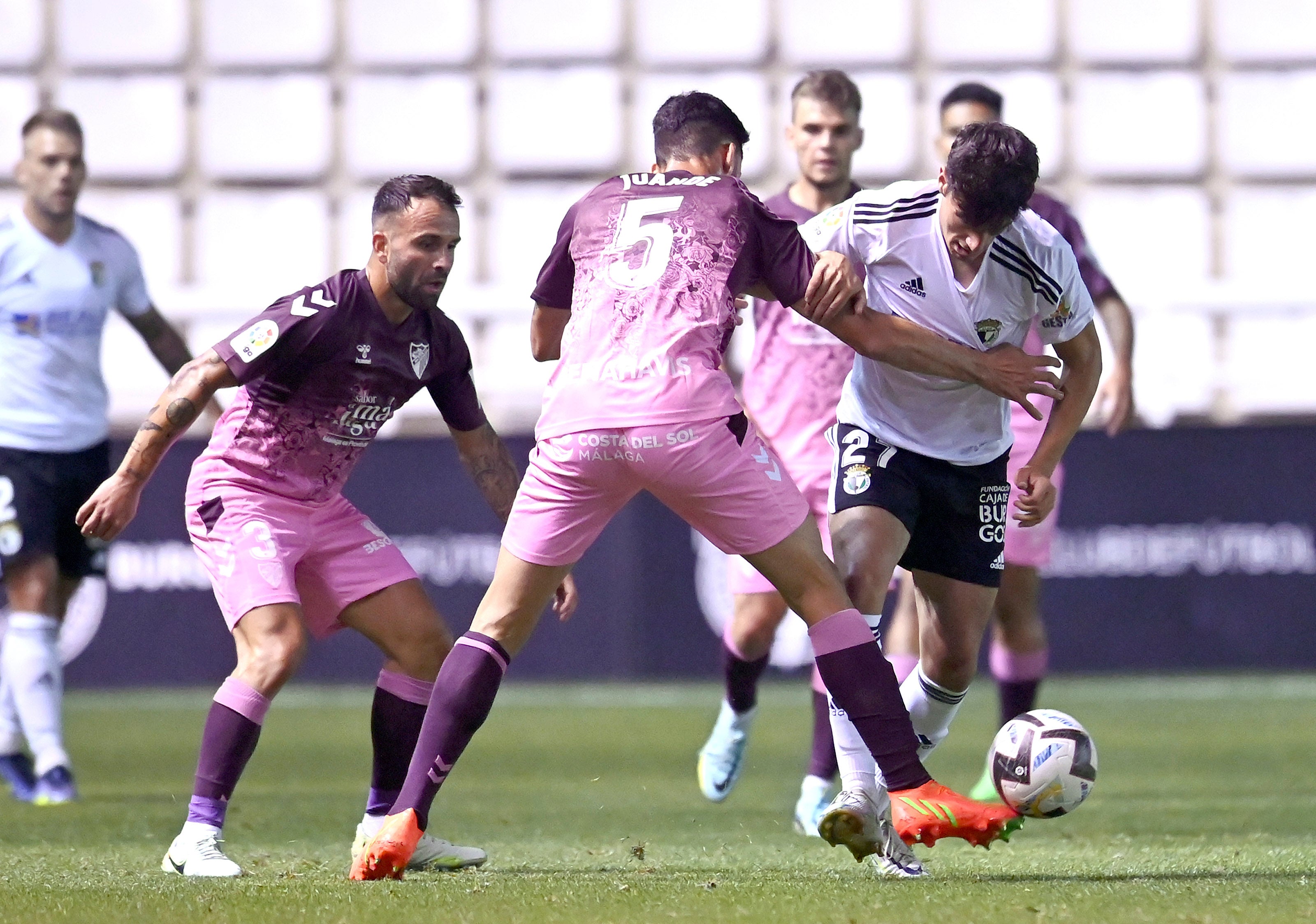 Fotos: El Burgos CF estrena la Liga con victoria