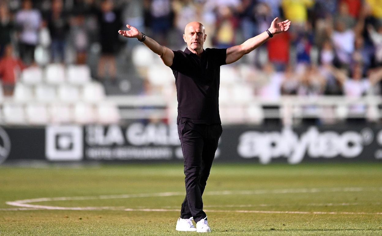 Julián Calero saluda a la afición tras el partido.