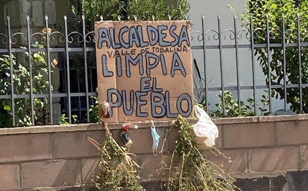 Imagen principal - Residuos acumulados durante mayo y agosto en la localidad 