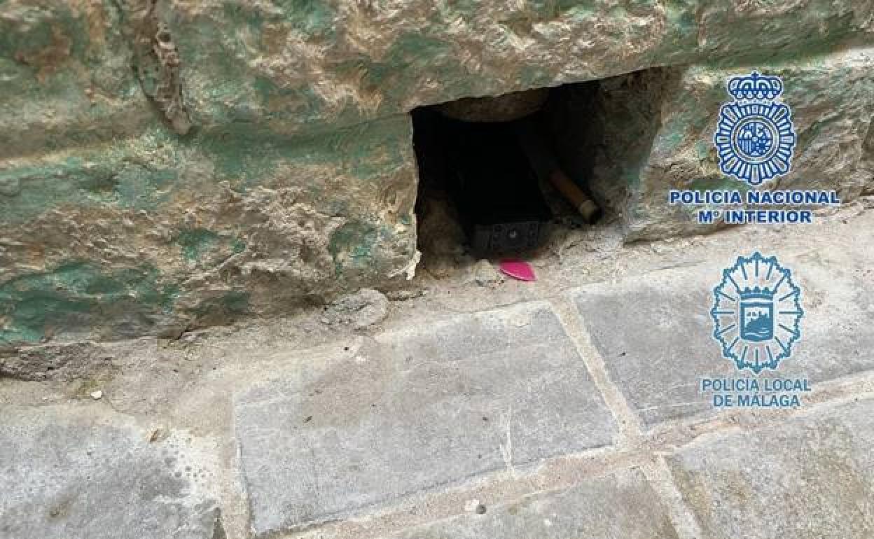 Una de las cámaras que el sospechoso supuestamente dejó en un callejón del Centro para tomar imágenes de gente en el momento que miccionaba.