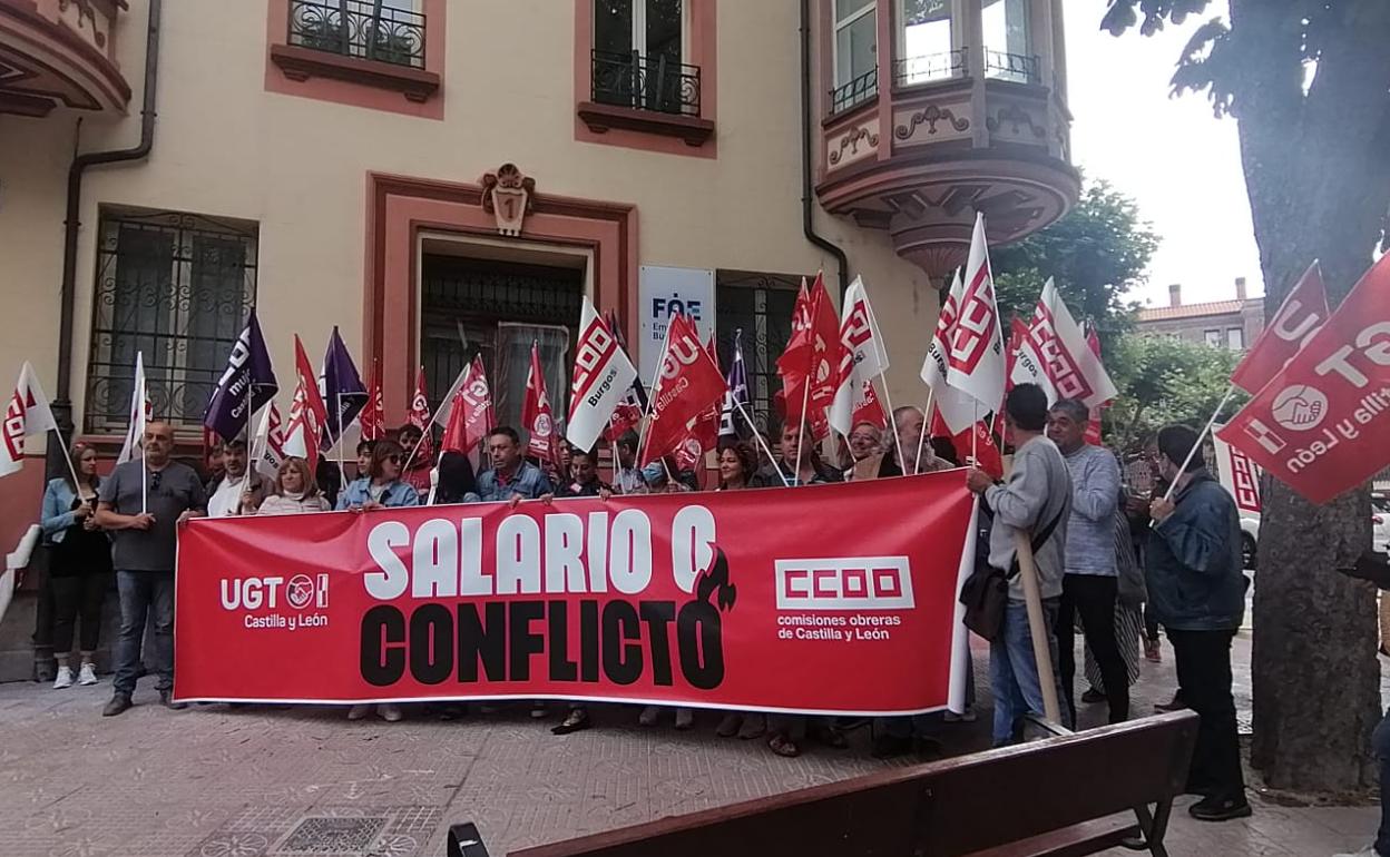 Concentración sindical a las puertas de FAE en julio.