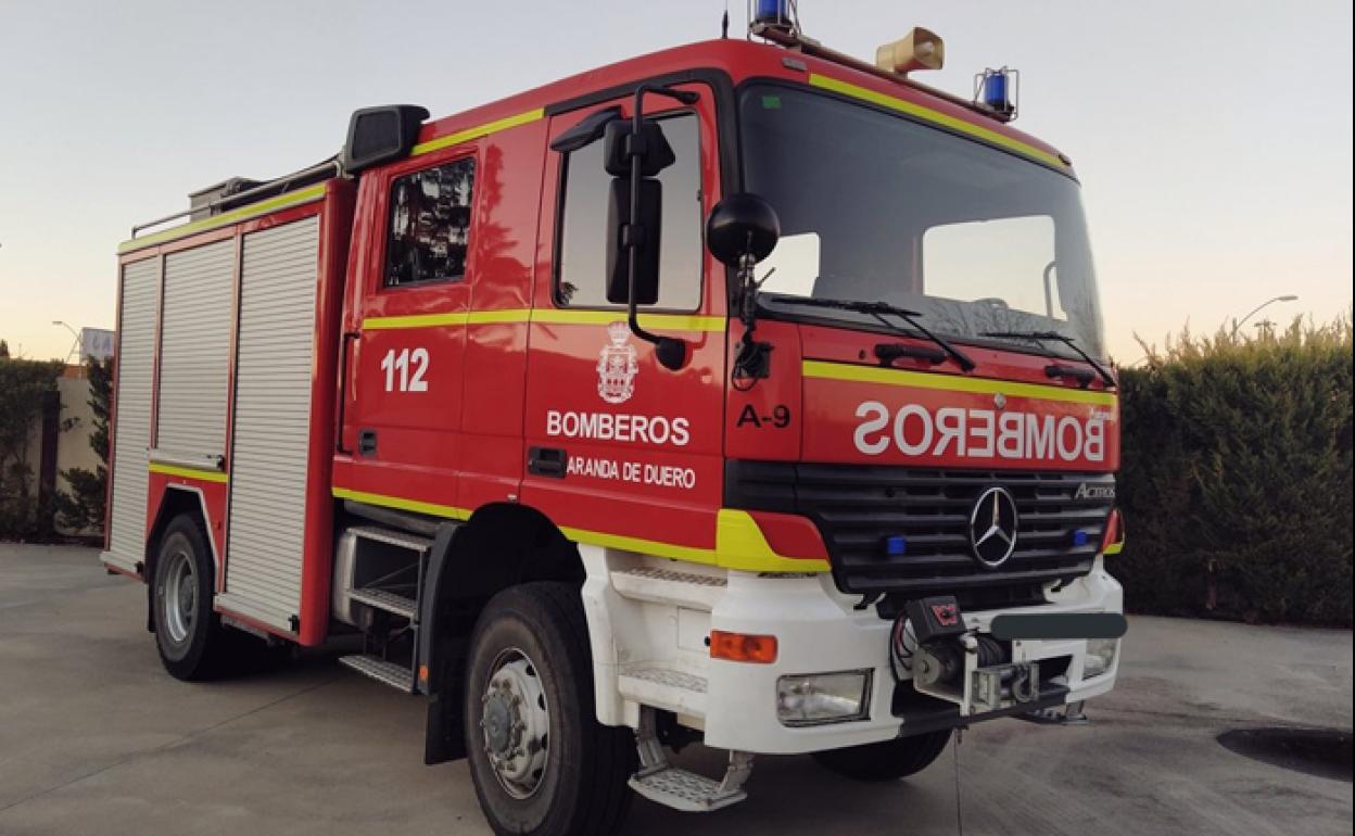 Los bomberos de Aranda han sido movilizados para excarcelar al copiloto del camión.