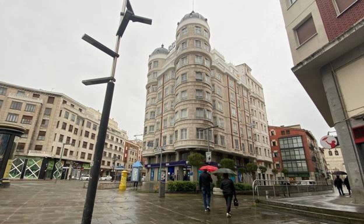 Varios transeúntes pasean por Burgos bajo la lluvia 