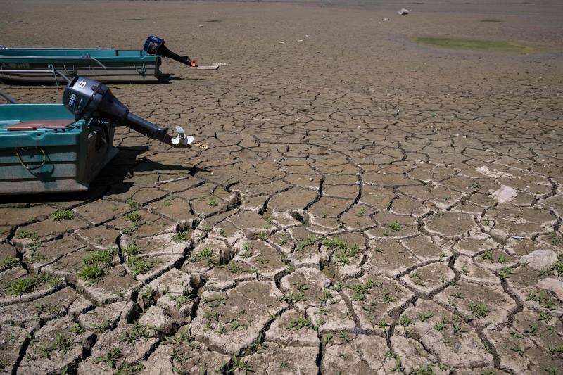 Los grandes lagos suizos de Constanza, Cuatro Cantones, Walen y Lugano han entrado esta semana en mínimos históricos. La Oficina Federal de Medio Ambiente ha alertado de que la capa freática, considerada la mayor reserva de agua de Europa, también ha descendido de manera alarmante en un país que vive bajo el impacto de un fenómeno inédito en estas tierras como la sequía