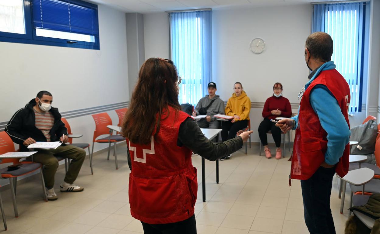 Trabajo de Cruz Roja con personas ucranianas en Burgos. 