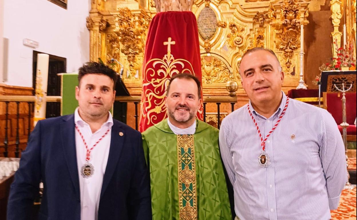 De izquierda a derecha, Juan Guido, alcalde de Cabra de Santo Cristo, el sacerdote, y el director general de IGP Morcilla de Burgos, Rafael González. 