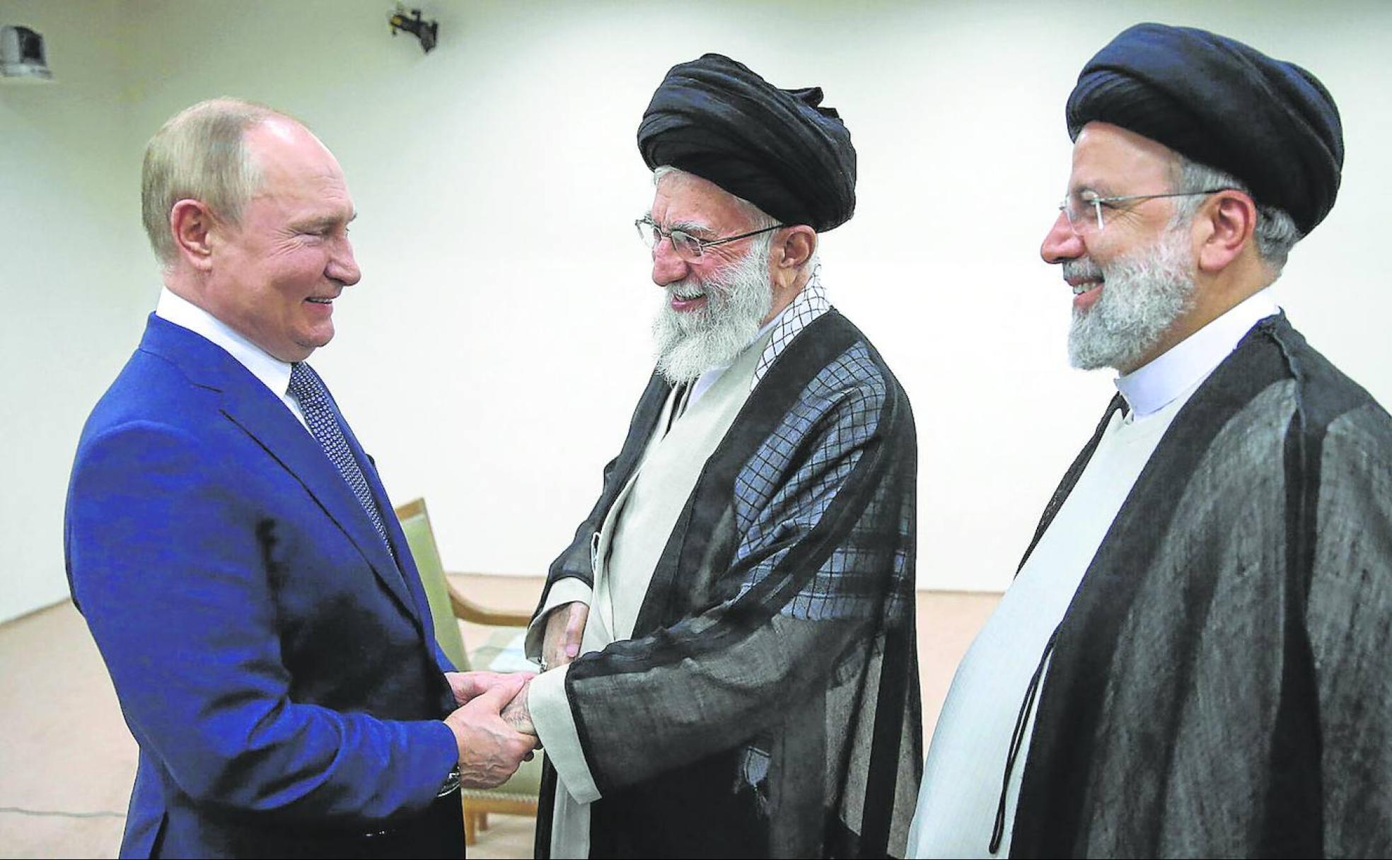 El ayatolá Ali Jamenei recibe al presidente ruso, Vladímir Putin, en presencia de su homólogo iraní, Ebrahim Raisi, en Teherán, el 19 de julio.. 