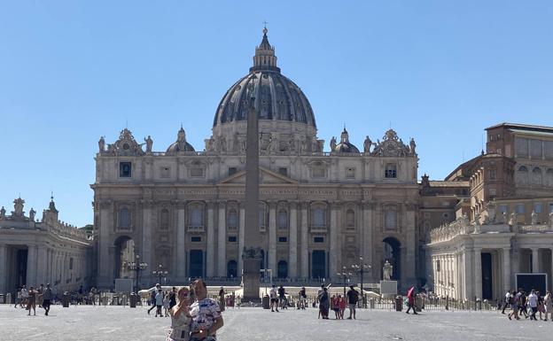 La imponente plaza de San Pedro del Vaticano.