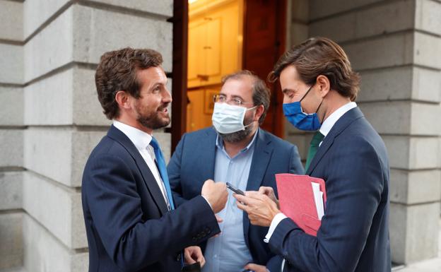 Casado conversa con Montesinos y Casero en octubre del año pasado en el patio del Congreso. 