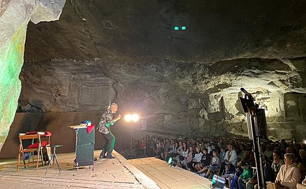 Actuación de magia de Luis Joyra en las canteras. 
