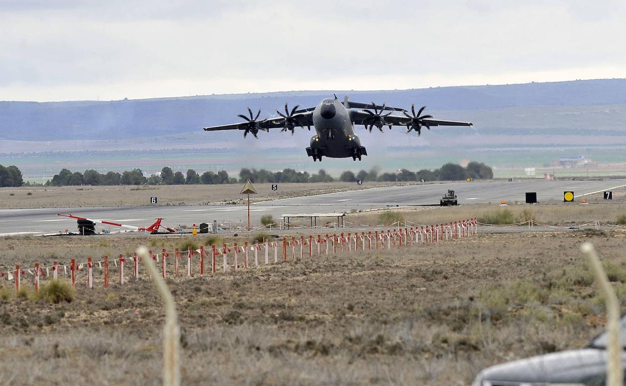 Imagen de archivo de uno de los aviones del Ejército del Aire con material ofensivo despegando de la base aérea de Los Llanos, en Albacete, el pasado mes de marzo.