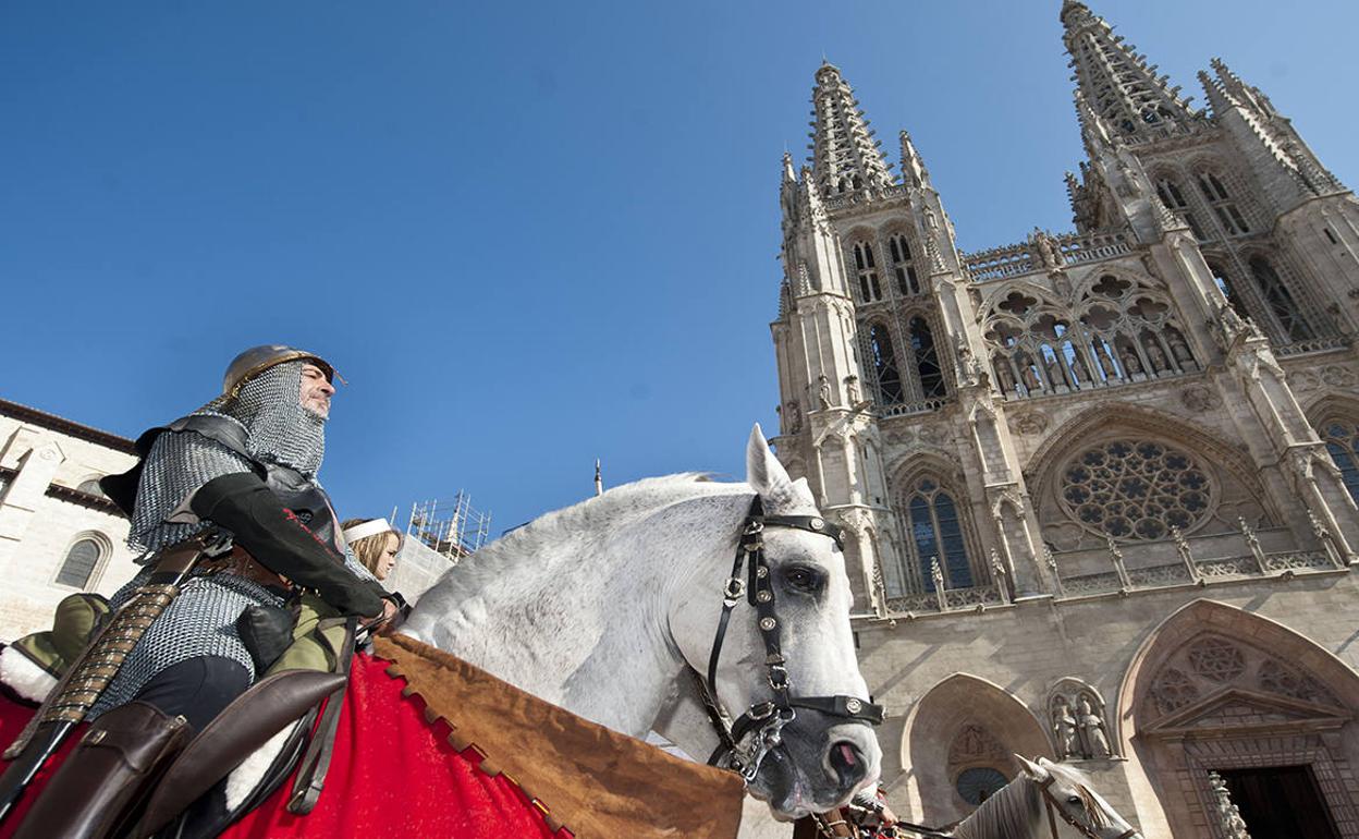 Los personajes medievales pasan frente a la Catedral de Burgos 