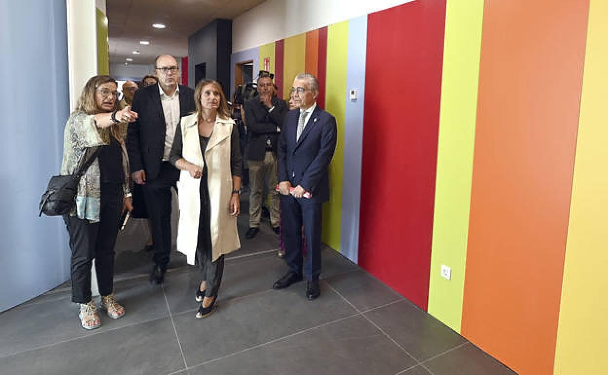 Rocío Lucas, consejera de Educación de la Junta de Castilla y León, en su visita al nuevo CEIP Isabel de Basilea. 
