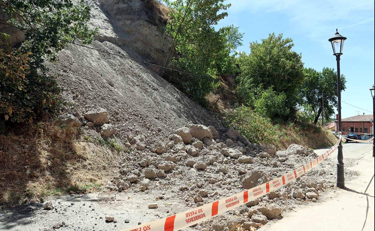 El desprendimiento afectó a unos diez metros de talud. 