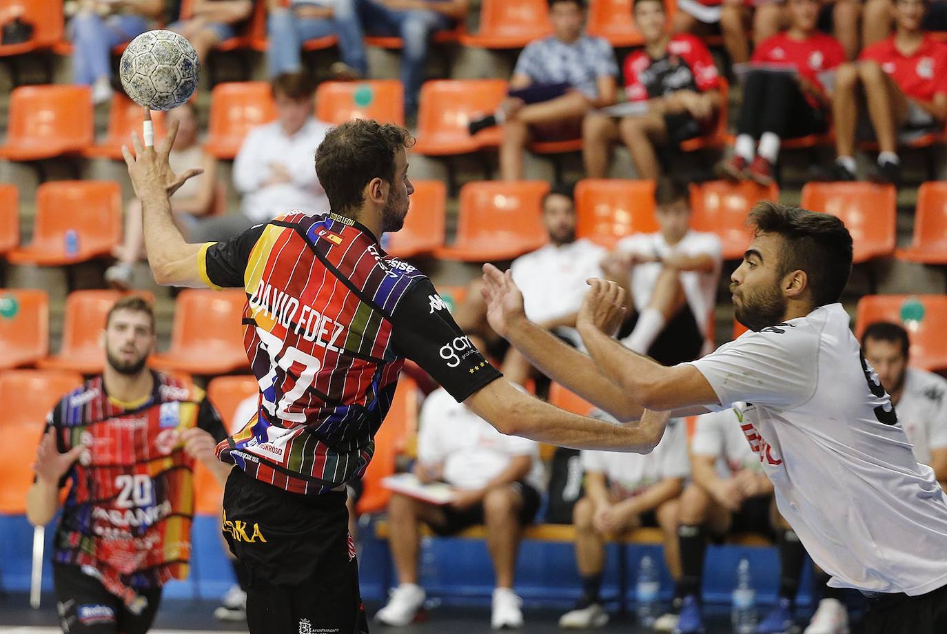 Imágenes de la primera semifinal de la Copa Castilla y León entre el Ademar León y el Balonmano Nava